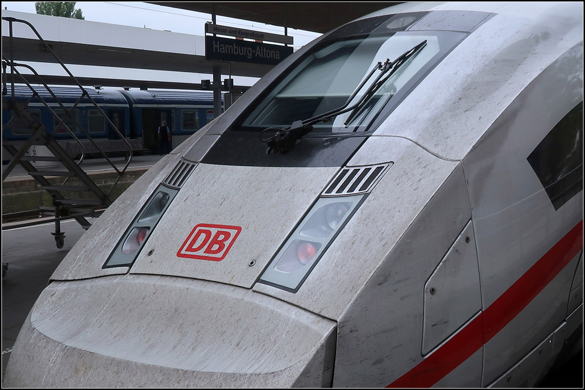 Ungewaschen -

Der ICE 4 erscheint mir schmutzanfälliger zu sein, als die andere Versionen. Vielleicht liegt es am kantigen Design der Front. 

Hamburg-Altona, 15.08.2018 (M)