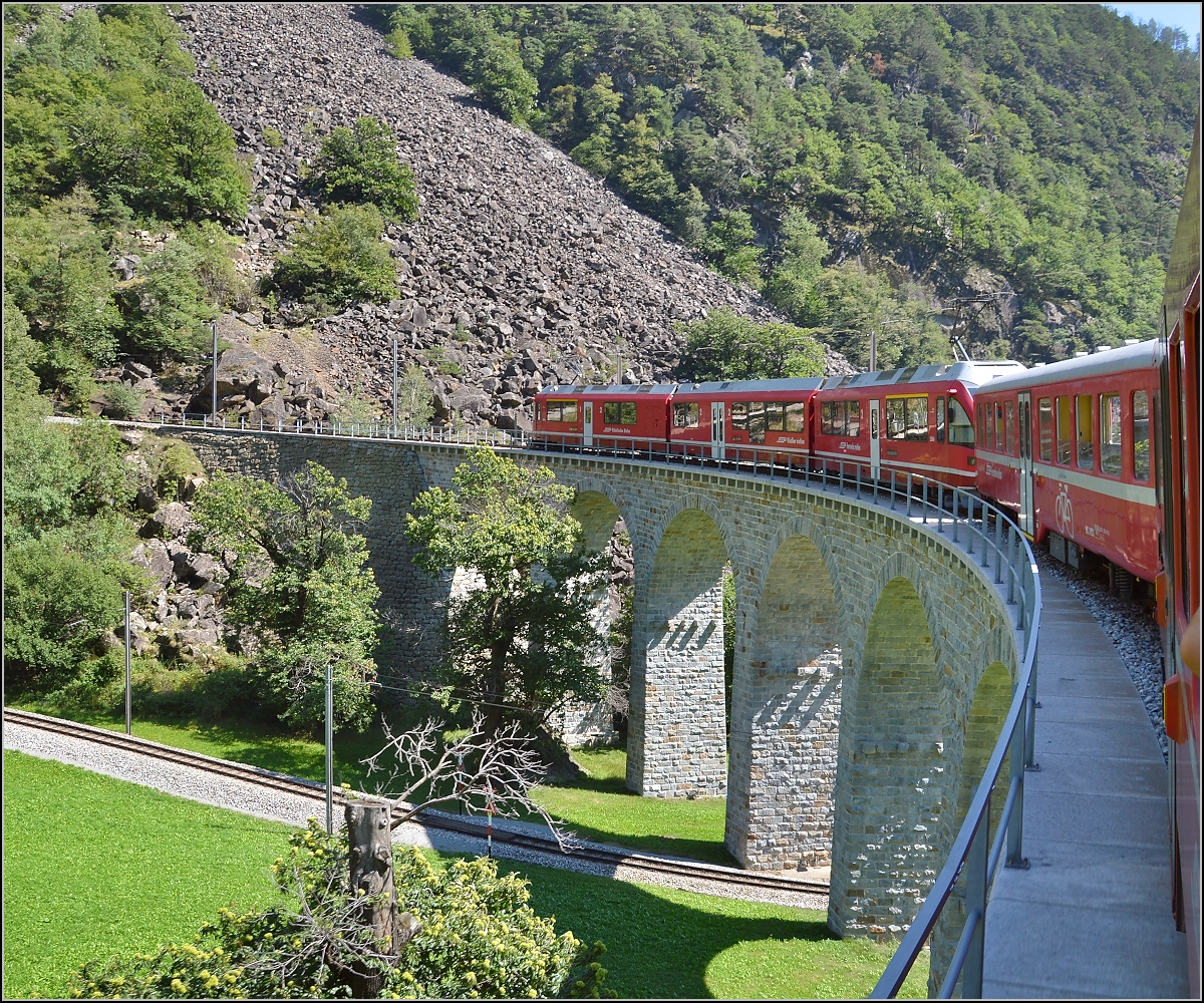 Ungewöhnliche Gleise.

Kreiskehrviadukt in Brusio. August 2015.