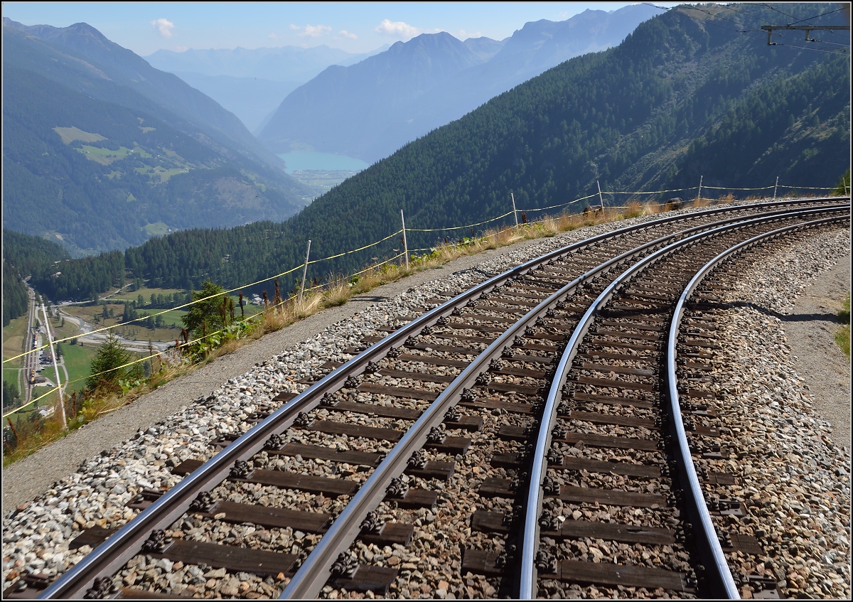 Ungewöhnliche Gleise.

Verlängerte Weiche auf der Alp Grüm. August 2015.