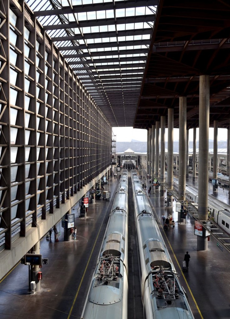 Ungewöhnliche Perspektiven eröffnen sich durch die enorm hohe Bahnhofshalle von  Madrid Puerta de Atocha . 26.9.2014