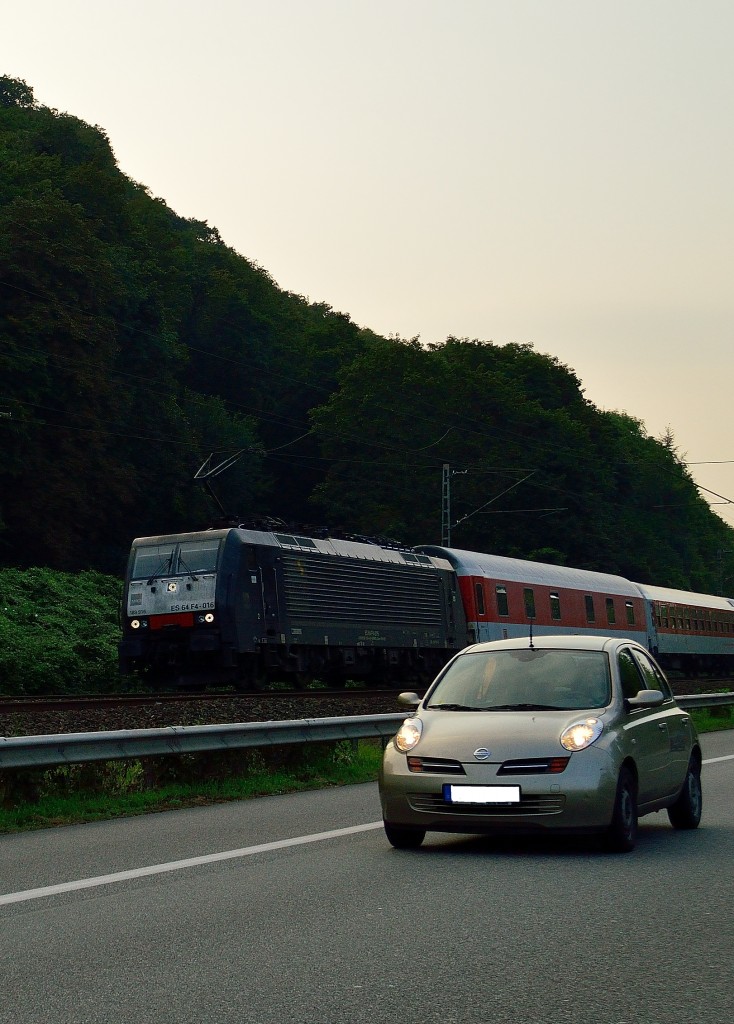 Ungleiches Rennen....während ich im Stau auf der B9 stand, wegen eines Unfalls auf der A61 bei Wehr. Kamen mir dieser PKW und die 189 916 mit einem Nachtzug am Haken entgegen.....Sonntag 7.9.2014