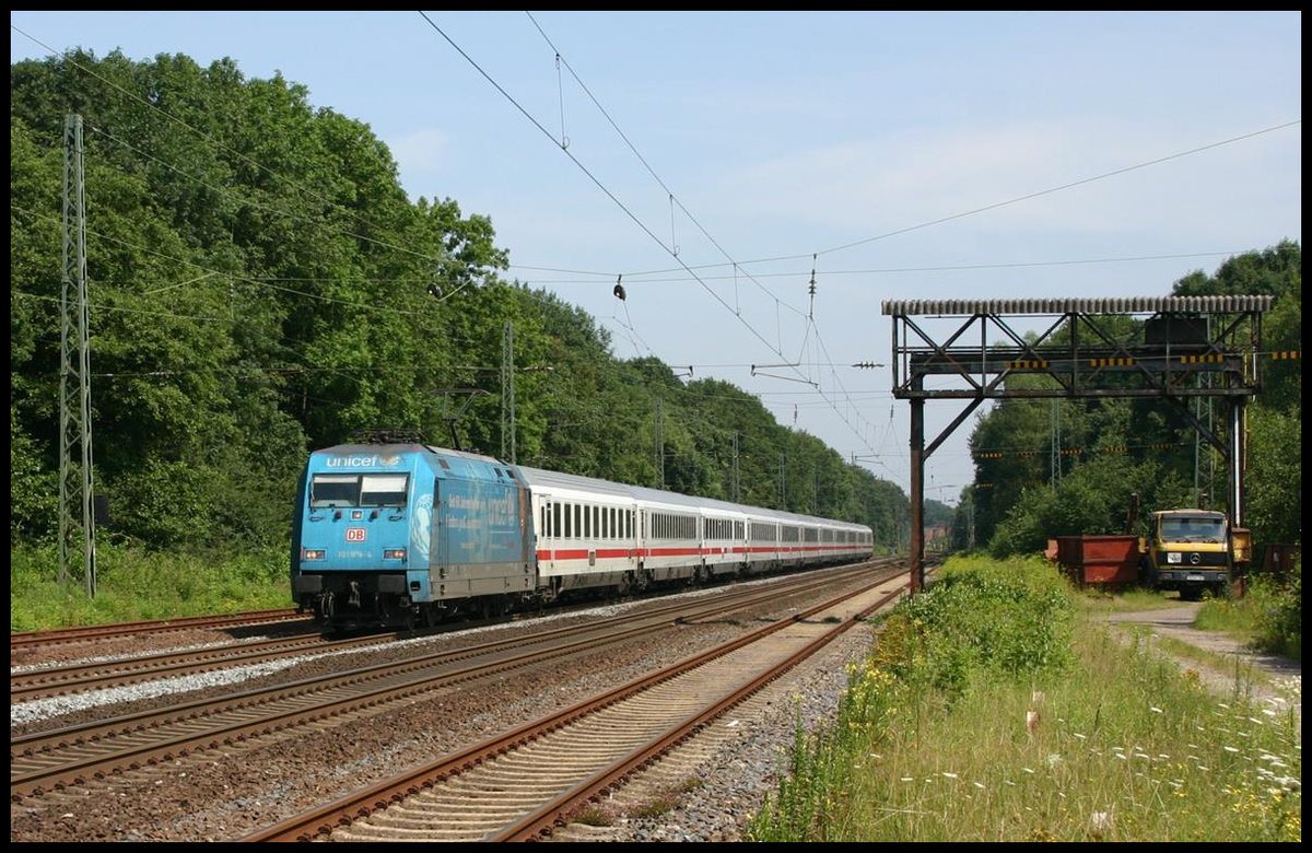Unicef Werbelok 101016-4 kommt hier mit dem Intercity nach Passau am 15.7.2007 um 11.45 Uhr durch den Bahnhof Natrup Hagen.