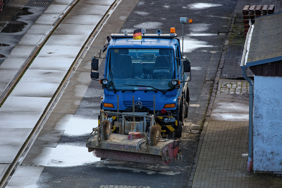 UNIMOG Zweiwege Schienenreinigungsfahrzeug im Nordhafen Stralsund abgestellt. - 22.02.2017