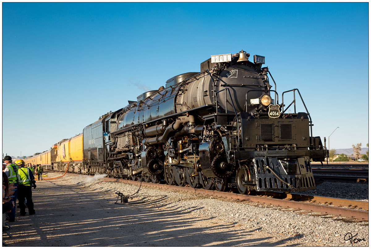 Union Pacific No 4014 Big Boy fährt bei den 150 Jahr Feierlichkeiten der Transkontinental Eisenbahn dem  The Great Race Across the Southwest  von San Bernardino nach Yuma.
Die Superlativen der größten Dampflok der Welt gibt es hier Nachzulesen... https://de.wikipedia.org/wiki/UP-Klasse_4000 
Yuma 15 Oktober 2019