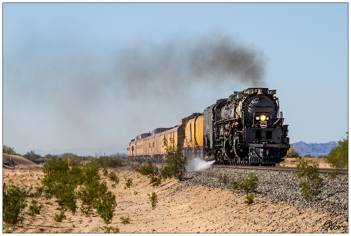 Union Pacific No 4014 Big Boy fährt bei den 150 Jahr Feierlichkeiten der Transkontinental Eisenbahn dem  The Great Race Across the Southwest  von San Bernardino nach Yuma, fotografiert in den Dünen nahe Niland.
Die Superlativen der größten Dampflok der Welt gibt es hier Nachzulesen... https://de.wikipedia.org/wiki/UP-Klasse_4000 
15 Oktober 2019