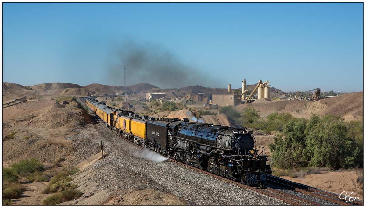 Union Pacific No 4014 Big Boy fährt bei den 150 Jahr Feierlichkeiten der Transkontinental Eisenbahn dem  The Great Race Across the Southwest  von Yuma nach Casa Grande.
Die Superlativen der größten Dampflok der Welt gibt es hier Nachzulesen... https://de.wikipedia.org/wiki/UP-Klasse_4000 
Telegraph Pass Yuma 16 Oktober 2019