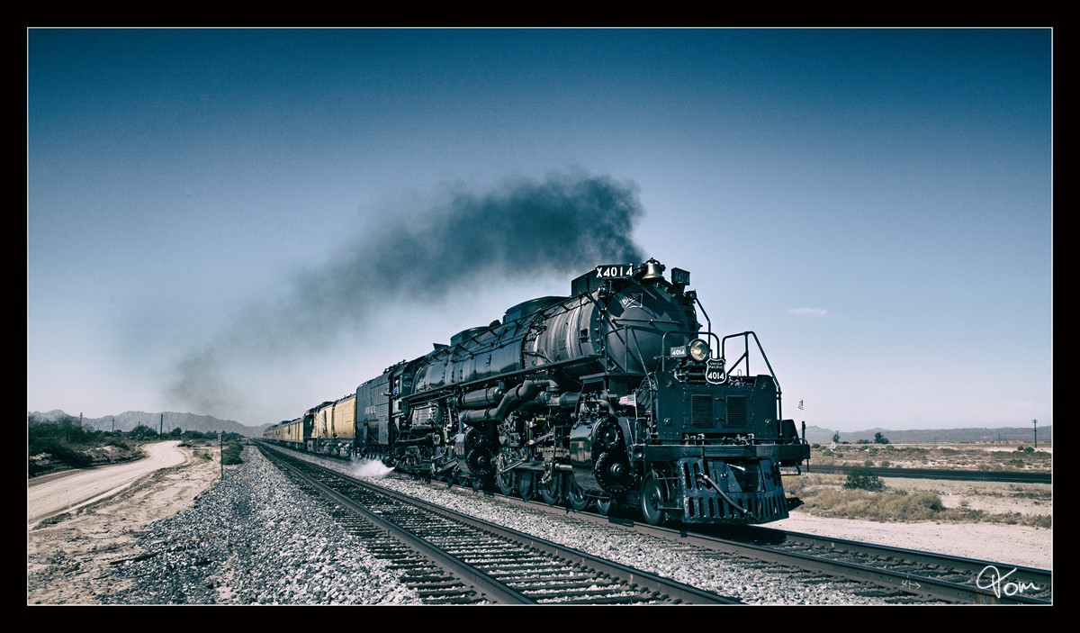 Union Pacific No 4014 Big Boy fährt bei den 150 Jahr Feierlichkeiten der Transkontinental Eisenbahn dem  The Great Race Across the Southwest  von Yuma nach Casa Grande. 
Gila Bend 16 Oktober 2019