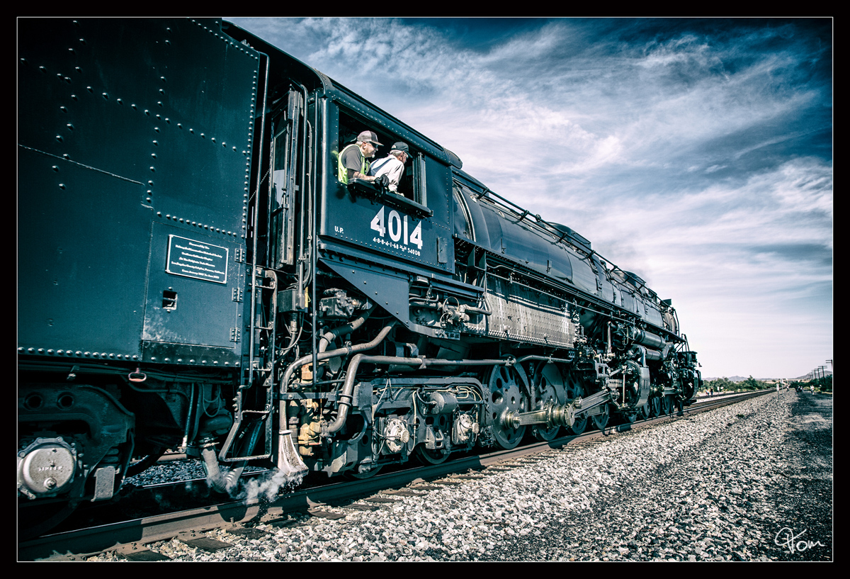 Union Pacific No 4014 Big Boy fährt bei den 150 Jahr Feierlichkeiten der Transkontinental Eisenbahn dem  The Great Race Across the Southwest  von Yuma nach Casa Grande. 
Gila Bend 16 Oktober 2019