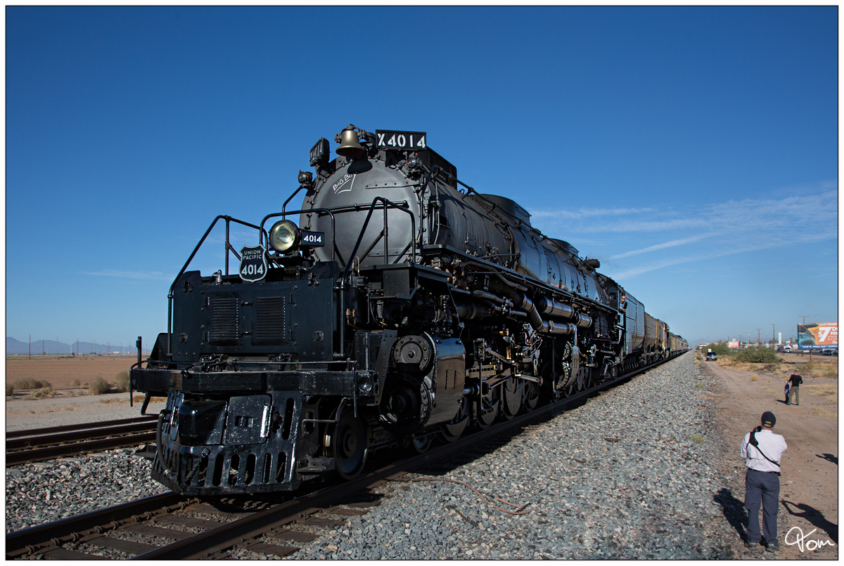 Union Pacific No 4014 Big Boy fährt bei den 150 Jahr Feierlichkeiten der Transkontinental Eisenbahn dem  The Great Race Across the Southwest  von Casa Grande nach Tucson. 
Casa Grande 17 Oktober 2019