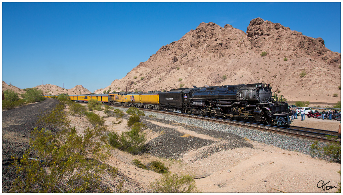 Union Pacific No 4014 Big Boy fährt bei den 150 Jahr Feierlichkeiten der Transkontinental Eisenbahn dem  The Great Race Across the Southwest  von Casa Grande nach Tucson. 
Picacho Peak 17 Oktober 2019