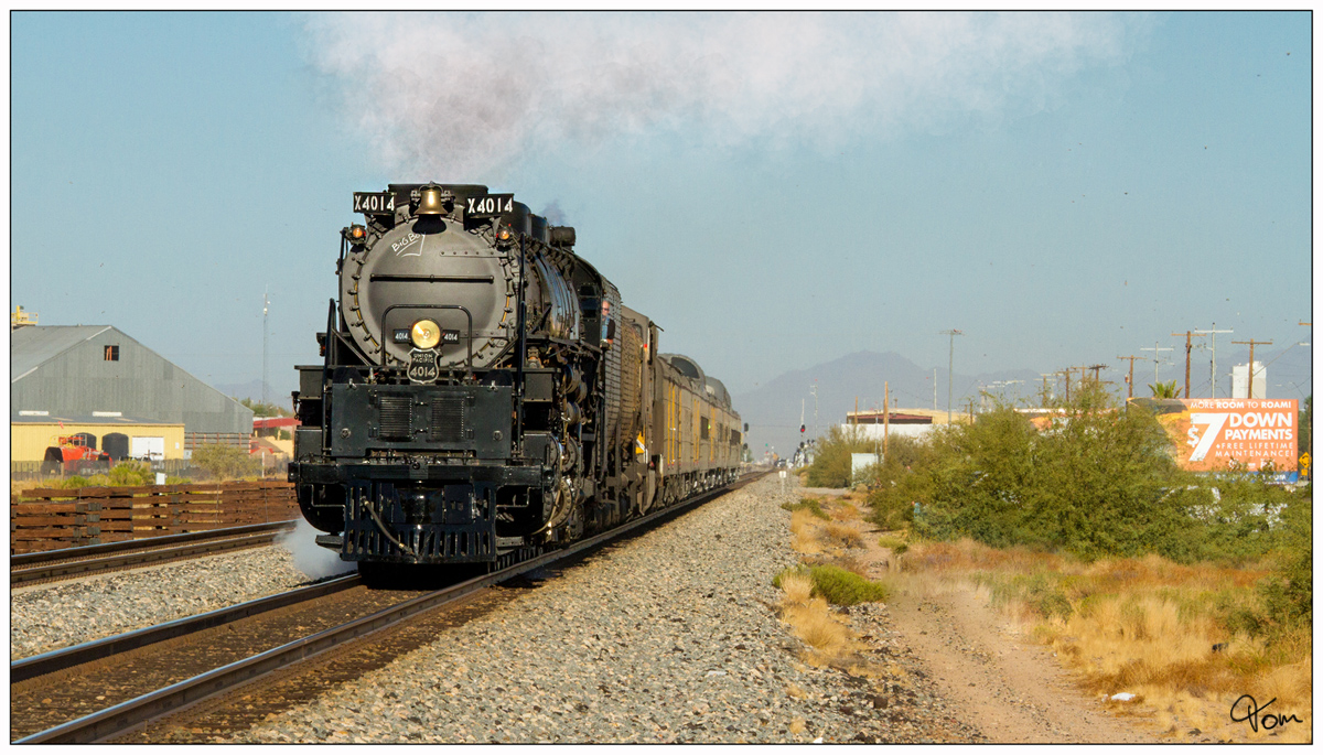 
Union Pacific No 4014 Big Boy fährt bei den 150 Jahr Feierlichkeiten der Transkontinental Eisenbahn dem  The Great Race Across the Southwest  von Casa Grande nach Tucson. 
Casa Grande 17 Oktober 2019