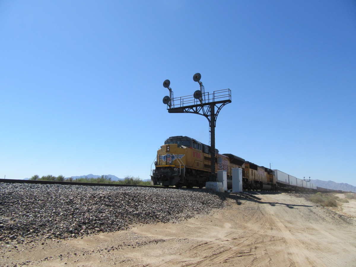 Union Pacific UP 8786 , SD70ACe führt Zug unter die alte Southern Pacific Signale in Wellton Arizona, 26.9.2015