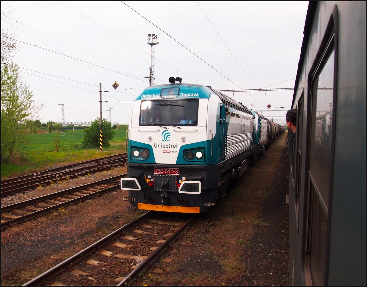 Unipetrol 753 611-3 durchfährt mit einem Güterzug den Bahnhof Vranany am 27.4.2019.