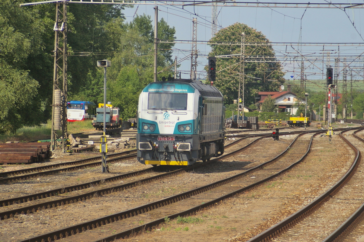 Unipetrol 753 612 am 20.05.2022 in Všetaty (CZ). Das Bild entstand bei der Durchfahrt durch den Bahnhof aus dem letzten Wagen heraus.

92 54 2 753 612 CZ-UNIDO
CZ LOKO EffiLiner 1600 Bizon
