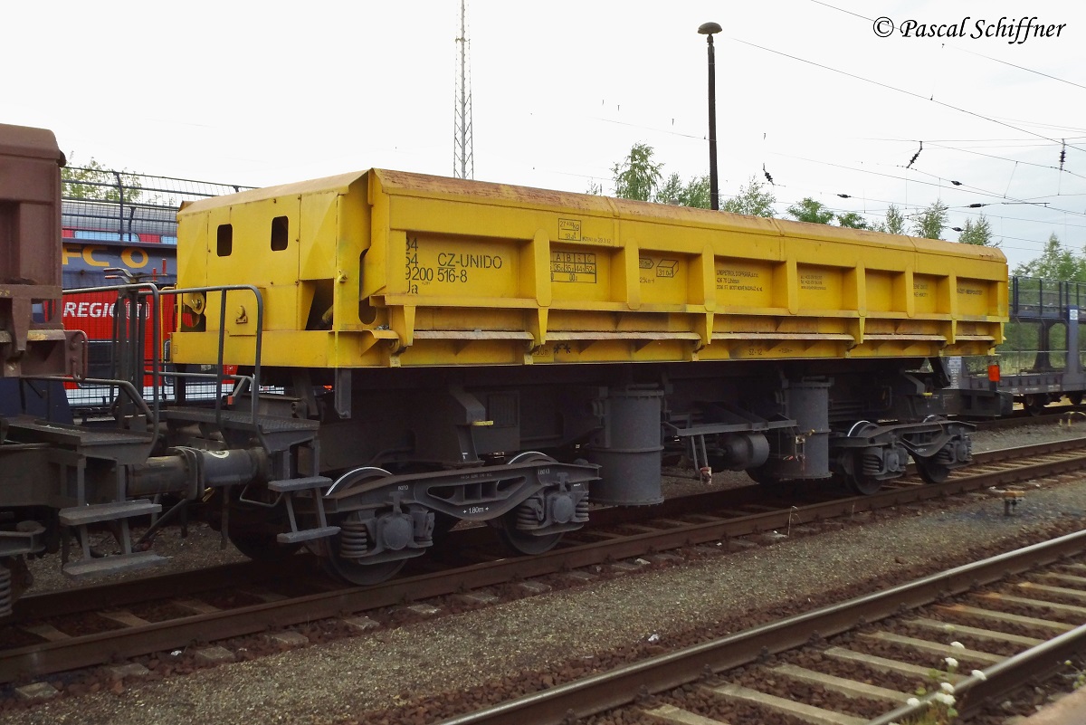 Unipetrol Doprava Ua 84 54 9200 516-8 wartet in einem ITL-Schotterzug in Elsterwerda auf die Weiterfahrt in Richtung Dresden und anschließend weiter nach Tschechien, 05.07.2014.