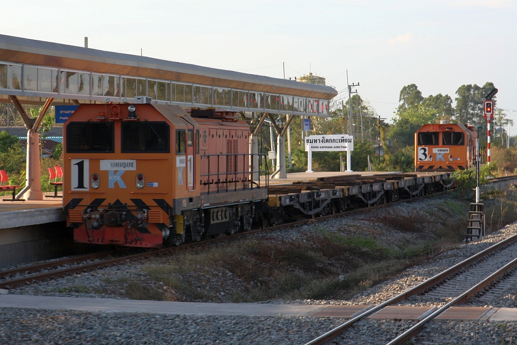 UNIQ 1 und UNIQ 3 (Hersteller: Jiangsu Jinchuang Vehicle Co., Ltd., Type: JMD480FM, Baujahr: 2014/15) mit 4 Flachwagen am 27.Februar 2026 in der Khok Kathiam Junction.