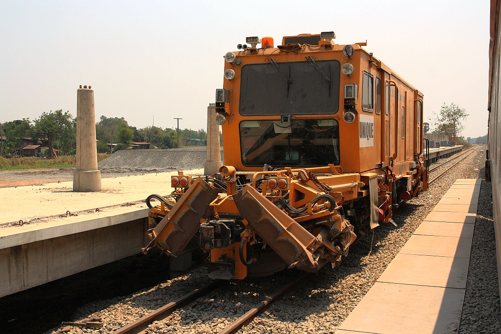 UNIQ betriebsnummernlose Kombinierte Stabilisier- und Planiermaschine (Hersteller: Plasser & Theurer, Type KSP 2001, Baujahr: ????, Fab.Nr.: ???) am 29.März 2023 in der Noen Makok Station.