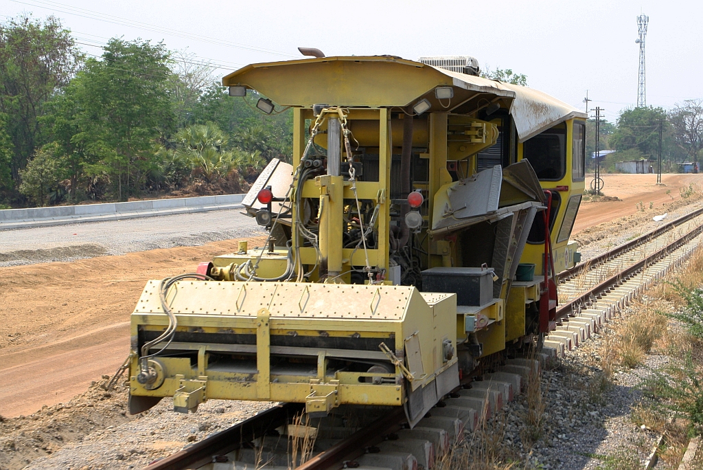 UNIQ Schotterplaniermaschine 01 (Hersteller: Matisa, Type R7, Baujahr: ????, Fab.Nr.: ????) am 29.März 2023 in Ban Nong Mu.