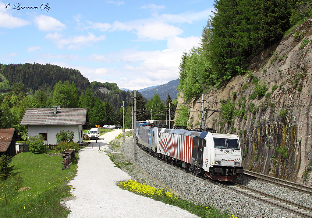 Unique livered E185 666 passes Gries am Brenner whilst working a southbound freight train, 23 May 2013