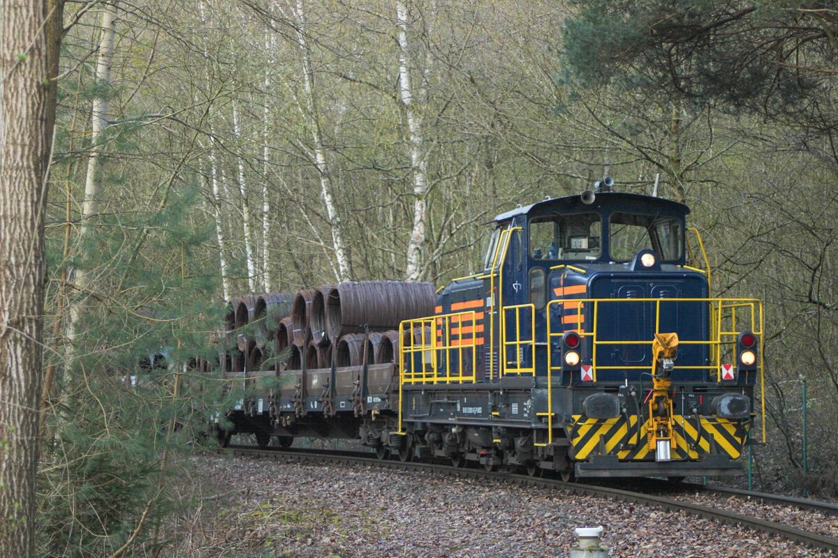 Unirail Lok 8 drückt einen Drahtrollenzug über die Anschlussbahn zum Drahtwerk St Ingbert am 25. März 2024