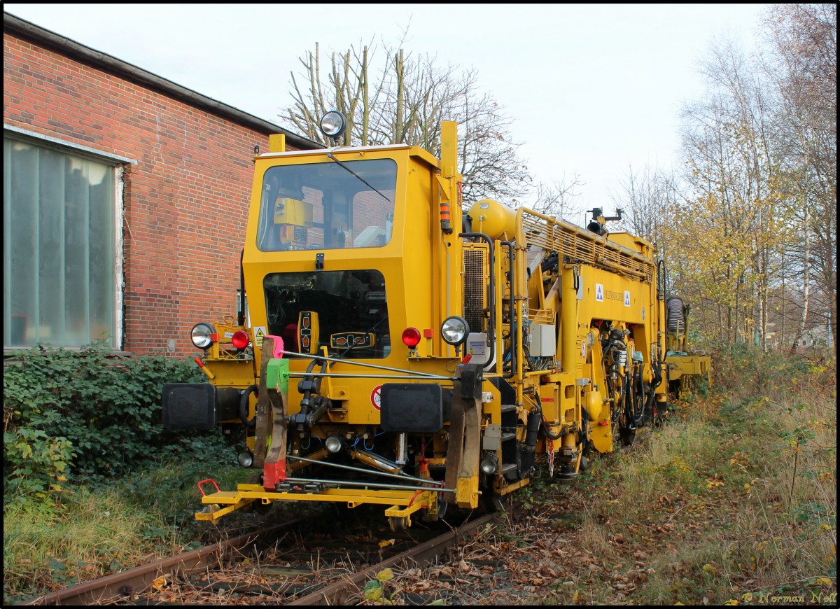 Universal Stopf-u.Richtmaschine 08-275 ZW der Firma Steinbrecher Wittmund abgestellt auf dem Südgleis in Wilhelmshaven. 23/11/2014