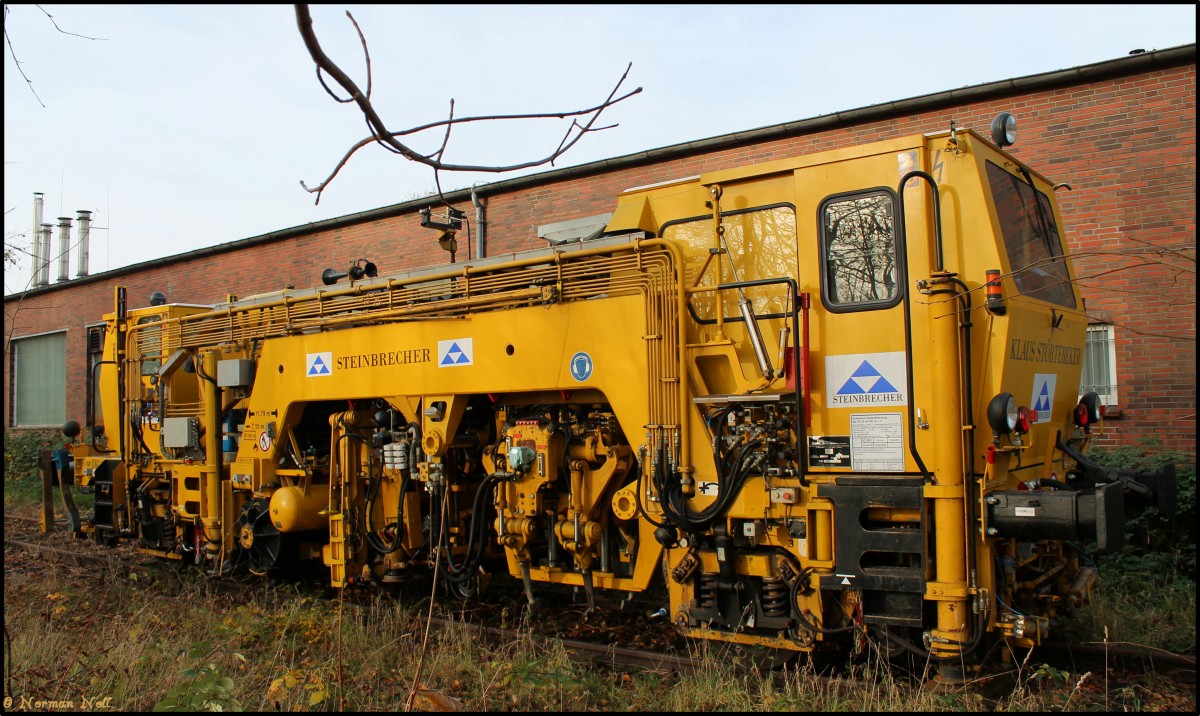 Universal Stopf-u.Richtmaschine 08-275 ZW der Firma Steinbrecher Wittmund abgestellt auf dem Südgleis in Wilhelmshaven. 23/11/2014