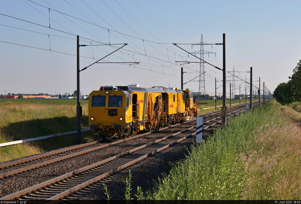 Universal-Stopfmaschine Matisa B 66 UC (99 80 9124 029-6 D-SBAU) fährt mit einer unbekannten Schotterplanier- und Profilierungsmaschine Plasser & Theurer SSP 110 SW bei Braschwitz Richtung Köthen.

🧰 Schweerbau GmbH & Co. KG
🚩 Bahnstrecke Magdeburg–Leipzig (KBS 340)
🕓 17.6.2021 | 18:59 Uhr