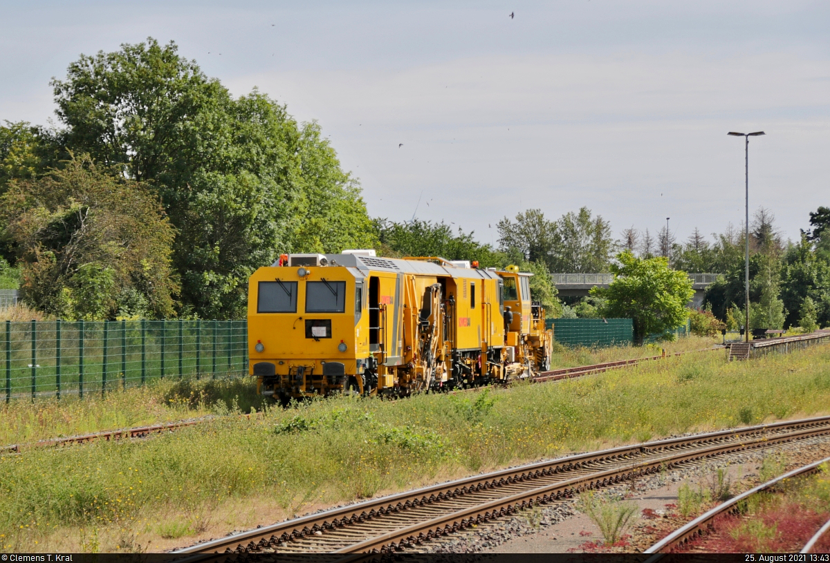 Universal-Stopfmaschine Matisa B 66 UC (99 80 9124 029-6 D-SBAU) und Schotterplanier- und Profilierungsmaschine Plasser & Theurer SSP 110 SW (99 80 9425 062-3 D-SBAU) haben sich ein weiteres Mal im Bahnhof Aschersleben eingemietet.
Tele-Aufnahme vom Bahnsteig 4/5.

🧰 Schweerbau GmbH & Co. KG
🕓 25.8.2021 | 13:43 Uhr