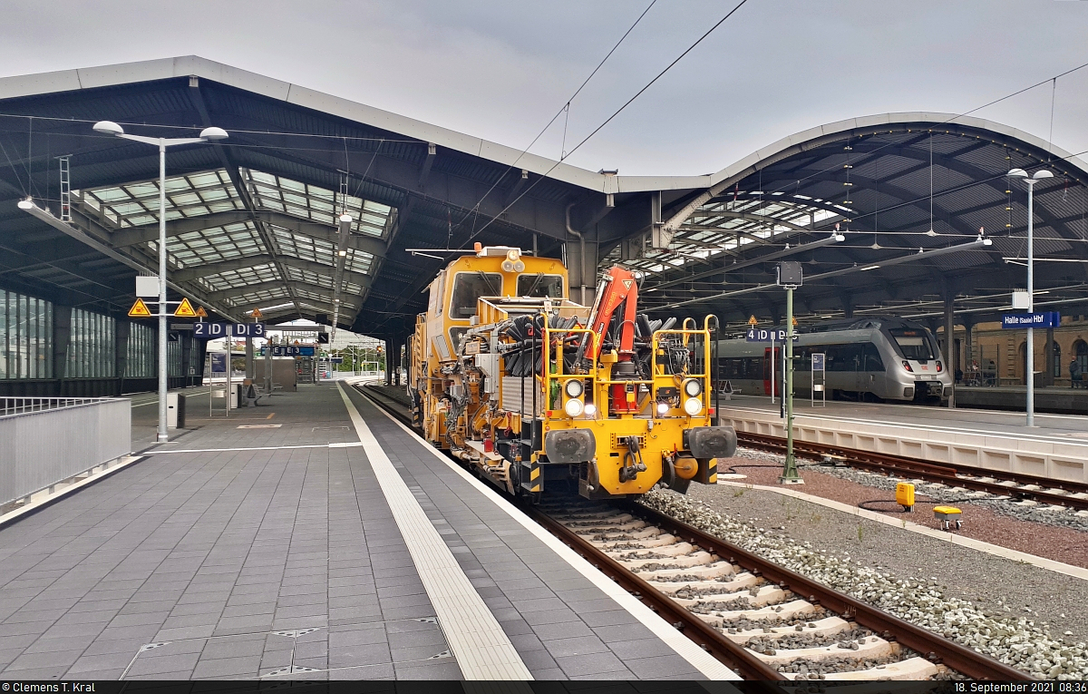 Universalschotterplaniermaschine Plasser & Theurer USP 2000 SWS (99 80 9425 074-8 D-DB) fährt langsam das Gleis 3 in Halle(Saale)Hbf ab, um den Schotter zu verteilen. Der Fotograf konnte sie bequem zu Fuß einholen.
Die Gleisanlagen sind nach einer Rundumerneuerung vor zwei Jahren wiedereröffnet worden.

🧰 DB Bahnbau Gruppe GmbH
🕓 18.9.2021 | 8:36 Uhr

(Smartphone-Aufnahme)