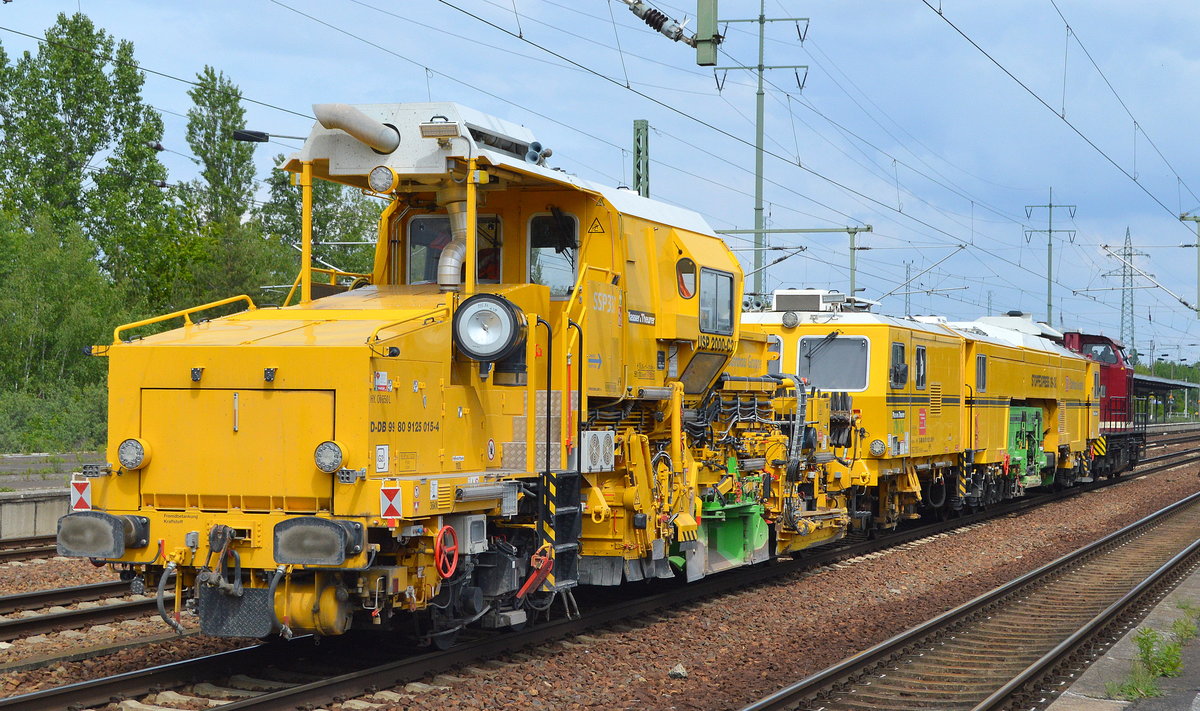 Universalschotterprofiliermaschine P&T USP 2000-C2 SSP 337 der DB Bahnbau Gruppe (D-DB 99 80 9125 015-4) am Haken von 298 135-5 am 17.05.19 Bf. Flughafen Berlin-Schönefeld