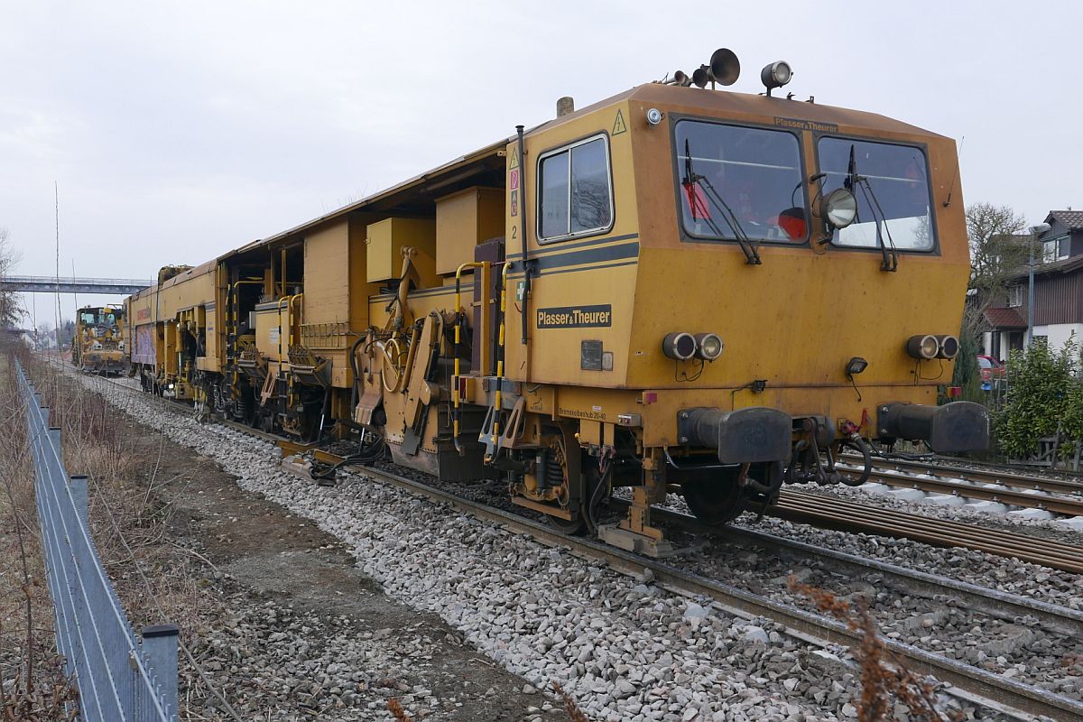Universalstopfmaschine 08 - 475 Unimat 4S von Plasser & Theurer (97 43 42 509 17-7), im Dienst der Schweerbau GmbH, ist am 03.03.2018 im Bahnhof von Langenargen im Einsatz.
