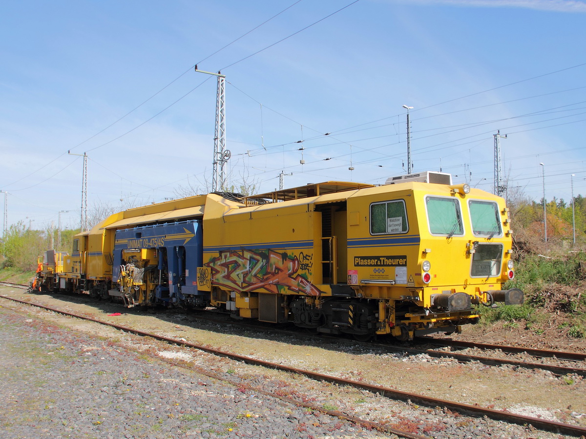 Universalstopfmaschine 09-475 Unimat 4S (97 43 56 503 18 - 1) am 17. April 2014 im  Bahnhof Berlin Grünau.  