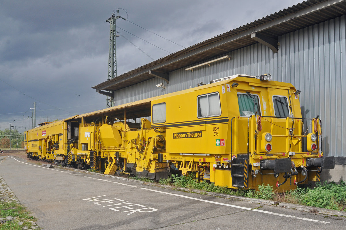 Universalstopfmaschine 97 43 003 17-1 ist beim Badischen Bahnhof abgestellt. Die Aufnahme stammt vom 14.09.2017.