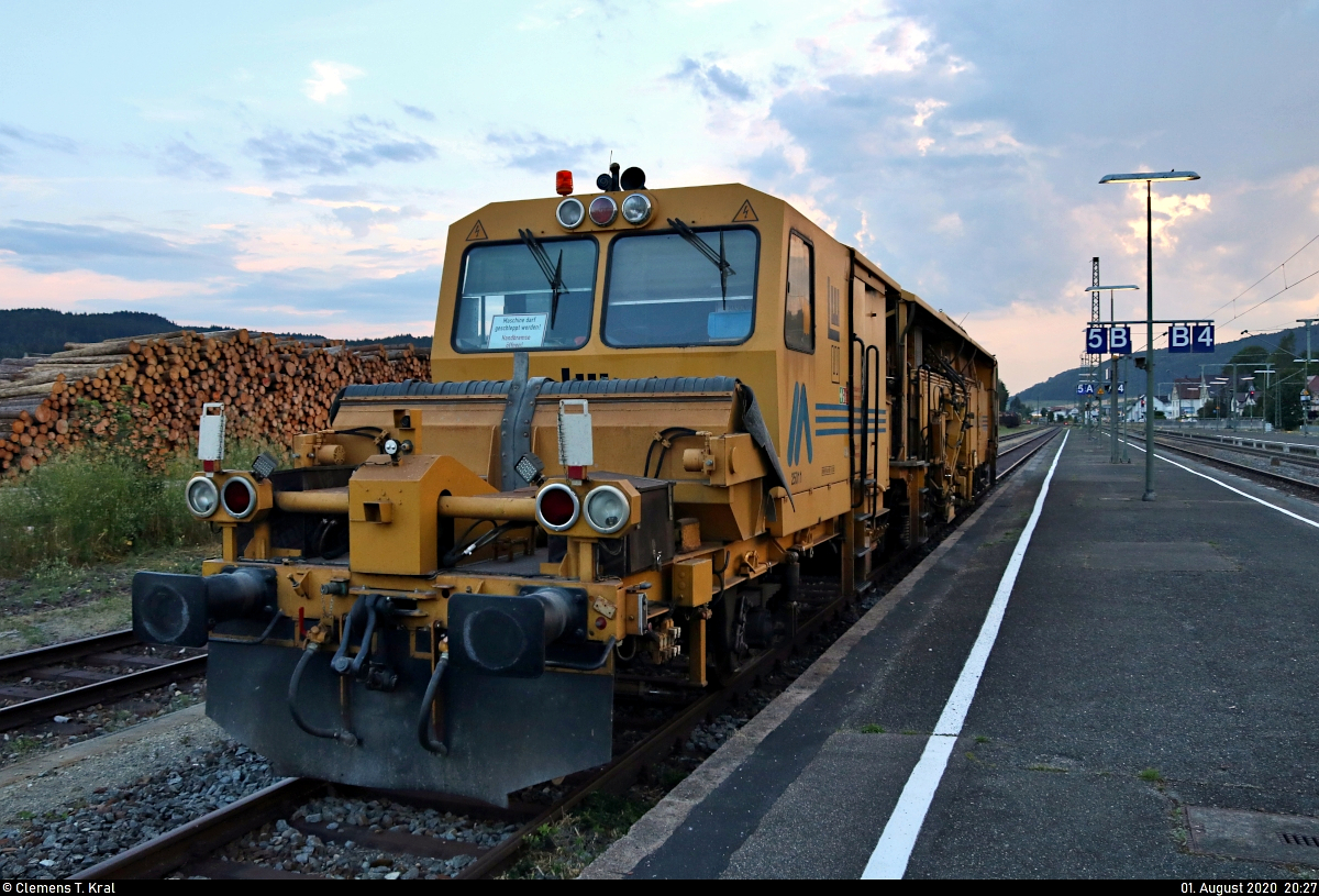 Universalstopfmaschine Matisa B 41 U (99 80 9222 004-0 D-EVULW) der Leonhard Weiss GmbH & Co. KG ist im Bahnhof Immendingen auf Gleis 5 abgestellt.

🕓 1.8.2020 | 20:27 Uhr