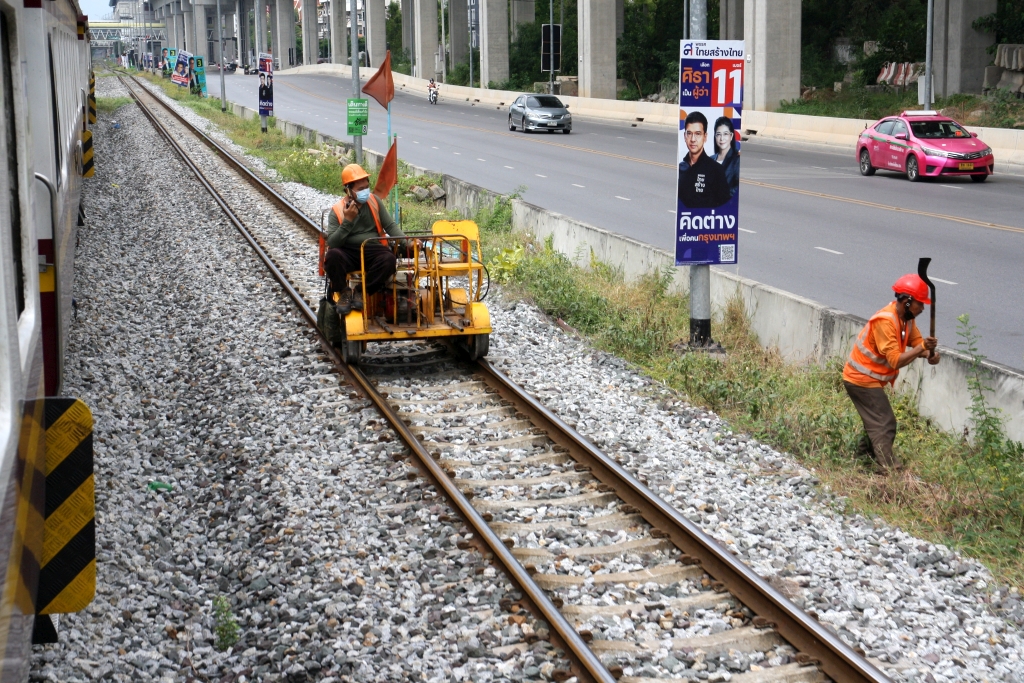 Unkraut- Vernichtungszug  mittels Kleinwagen der Type รบ.5 (รบ.=RB.) im Einsatz nahe der Laksi Station am 01.Mai 2022.