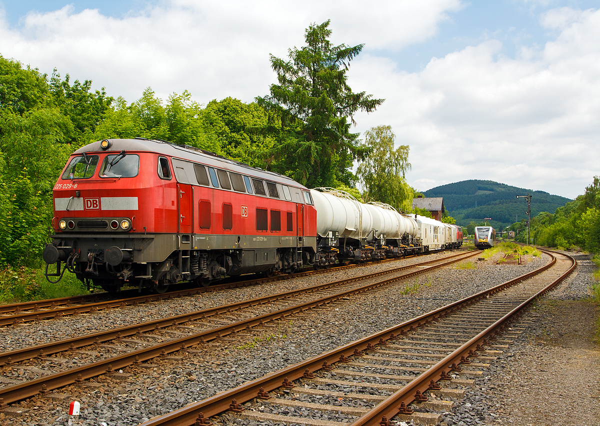 
Unkrautbekämpfungszug (Spritzzug) auf der Hellertatbahn (KBS 462) am 02.06.2012 in Herdorf. 
Der Zug bestand aus: Der Diesellok 225 029-8 (92 80 1225 029-8 D-DB), zwei Wasserwagen (60 80 0924 545-7  und  60 80 0924 544-0), dem Spritzmittelwagen (60 80 092 4 541-6), dem Spritzwagen (60 80 092 3 019-4), Gerätewagen (60 80 092 3 881-7), Wohnwerkstattwagen (60 80 092 3 847-8) und am Schluß die Diesellok 225 117-1 (92 80 1225 117-1 D-DB).