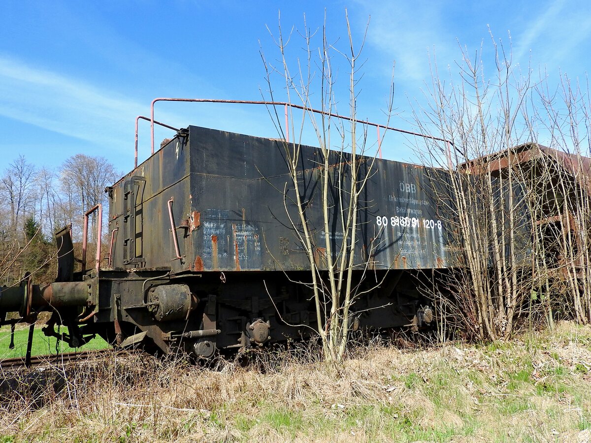 Unkrautvertilgungszug, Behälterwagen 80 819731 120-8, hätte wohl zu gern noch einiges an Vertilgungsmittel geladen, um sich aus der verwachsen Botanik freizukämpfen; 220418