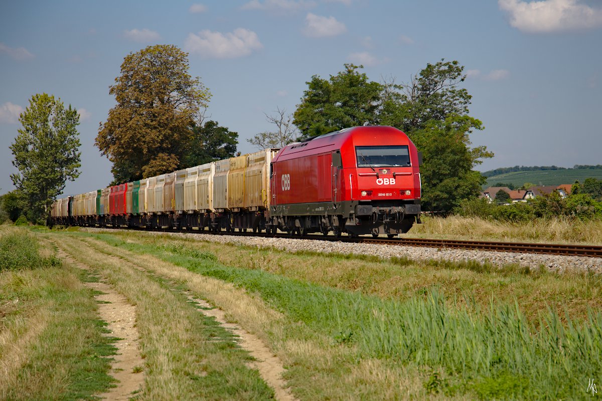 Unleitungsverkehr auf der Pulkautalbahn. Nach dem Strecke zwischen Zellerndorf und Hollabrunn für den Gesamtverkehr gesperrt war, wurden die Güterzeuge über die nicht elektrifizierte und nur noch selten genutzte Pulkautalbahn umgeleitet. Hier im Bild die 2016.035 mit ihrem Zug nach Laa an der Thaya. Am Zugschluss - hier im Bild nicht zu sehen - laufen zwei 1142 leer mit. (31.07.2018)