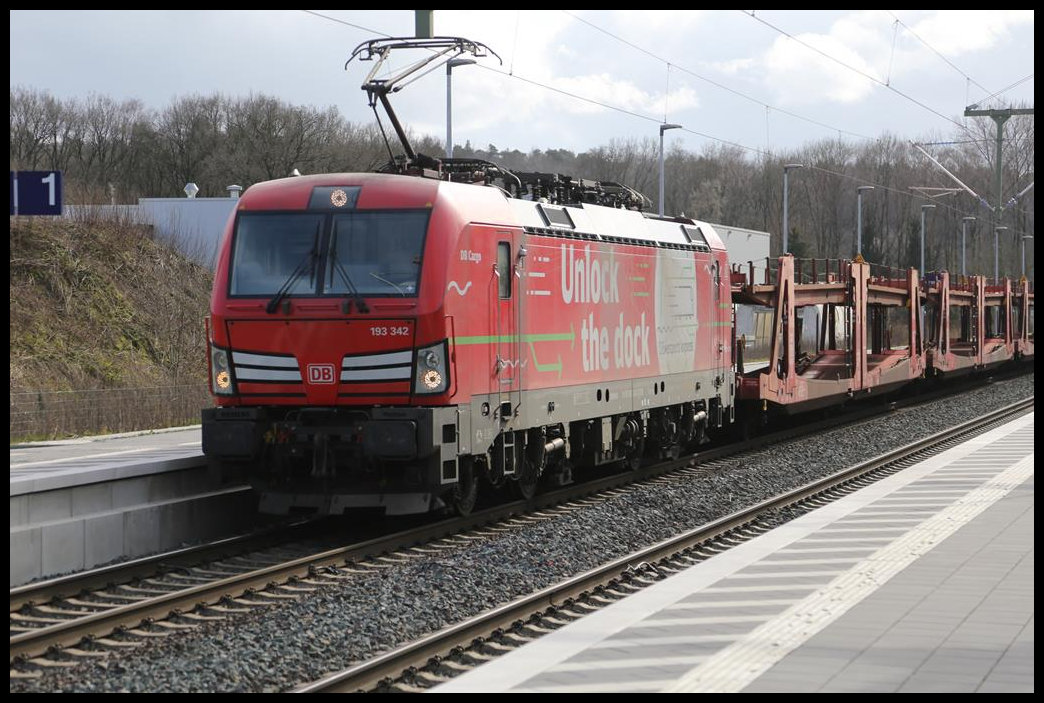 Unlock the dock prangt in großen Lettern auf der DB 193342, die hier am 16.3.2021 um 14.43 Uhr mit einem Leerpark von Autotransportwagen in Richtung Osnabrück durch den Bahnhof Natrup Hagen fährt.