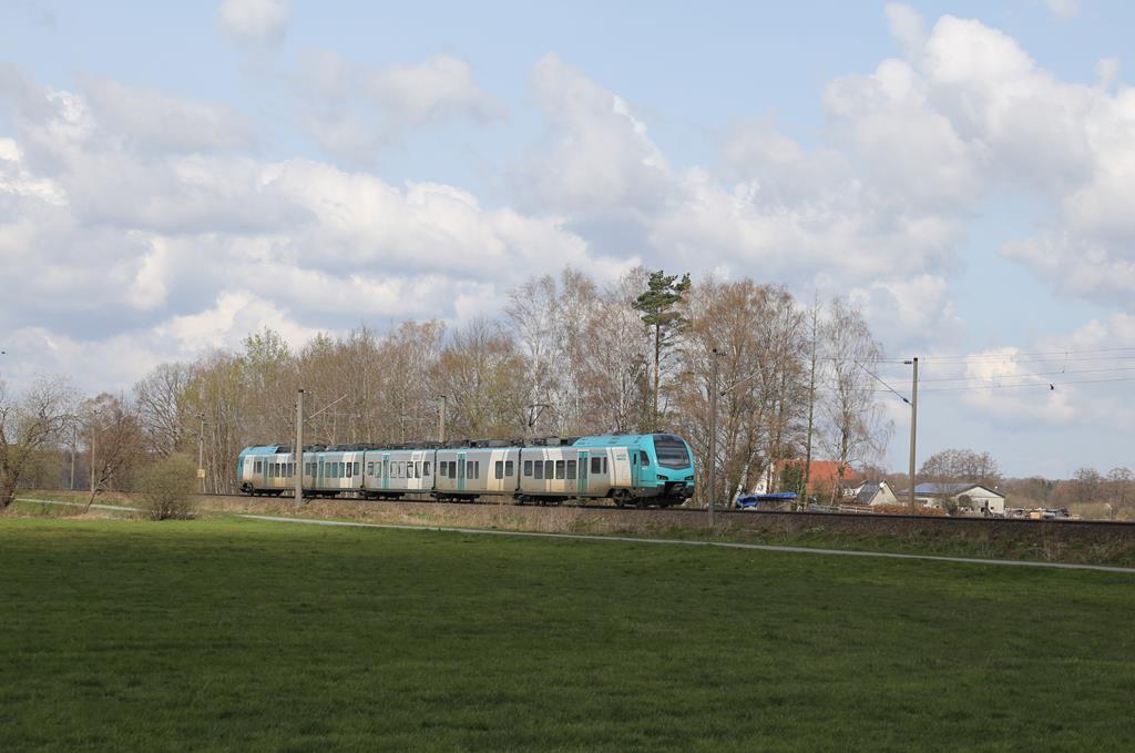 Unmittelbar an der Sonnenlicht Einfall Grenze ist hier die Eurobahn nach Bielefeld am 15.4.2021 um 12.03 Uhr kurz vor Westerhausen unterwegs.