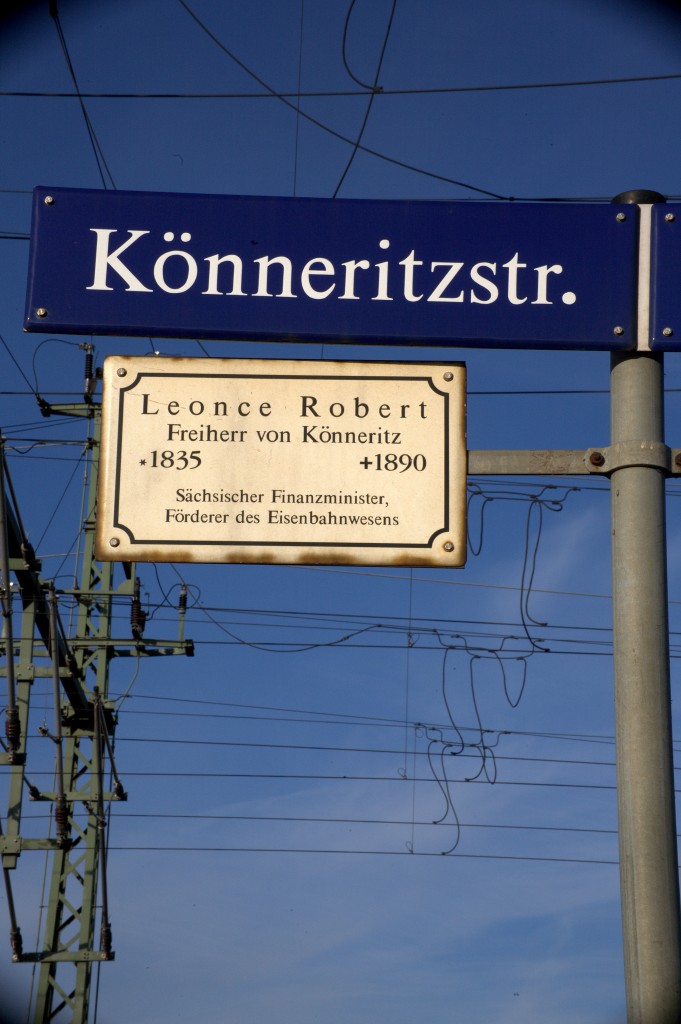 Unmittelbar neben der der Eisenbahnbrücke zwischen Dresden Mitte  und Dresden Neustadt geht die Marienbrücke in die Könneritzstraße über.Leonce Robert Könneritz -
Sächsischer Finanzminister 1875-1890 - war ein großer Förderer der Eisenbahn in Sachsen.
