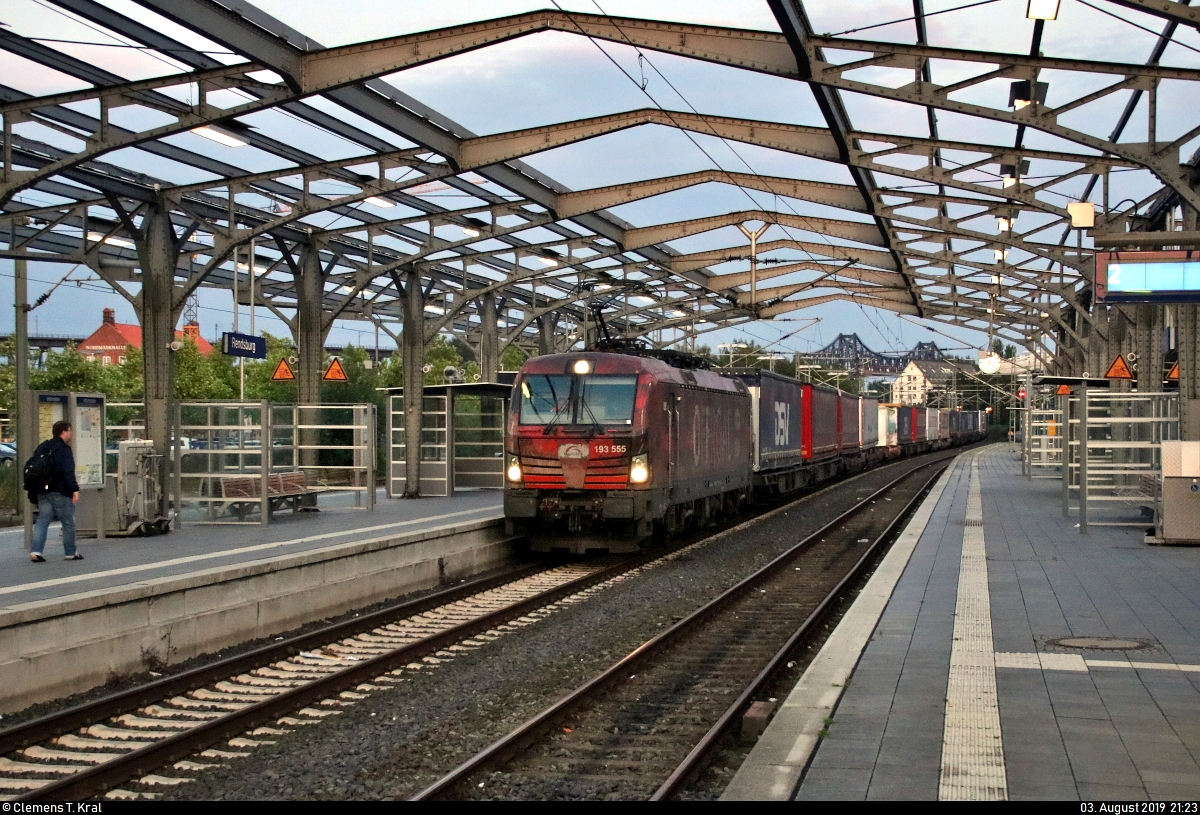 Unmittelbar vor meiner Abreise durchfährt noch ein KLV-Zug mit 193 555-0  Offroad  (Siemens Vectron) der Alpha Trains Group S.à r.l., vermietet an die TX Logistik AG (TXL), den Bahnhof Rendsburg auf der Bahnstrecke Neumünster–Flensburg (KBS 131) Richtung Flensburg.
Dies ist das letzte Bild des Tages.
[3.8.2019 | 21:23 Uhr]