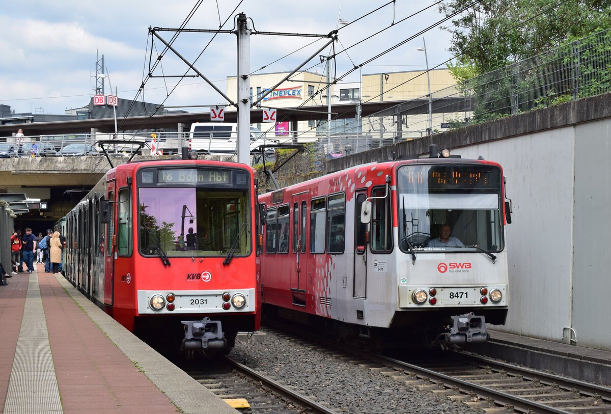 Unmodernisiert trofft auf moderisiert. Während 7577 hinten und 2031 noch unmodernisiert sind rollt der modernisierte 8471 in Siegburg aus.

Siegburg 01.05.2022