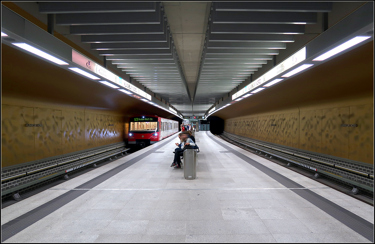 Unscharfe Bahnsteigwände -

Der U-Bahnhof Klinikum Nord an der U3 in Nürnberg wurde am 22. Mai 2017 zusammen mit der Station Nordwestring eröffnet. Seit 1972 wird die U-Bahn in Nürnberg kontinuierlich in kleinen Schritten gebaut. Dieser Streckenabschnitt mit 1,1 km Länge ist der derzeit letzte von insgesamt 22 Eröffnungen. Ein weiterer kurzer Abschnitt am anderen Ende der U3 mit einer Station befindet sich noch in Bau.

Ob der Bau einer echten U-Bahn in einer Stadt mit ca. 500 000 Einwohner notwendig gewesen wäre, stelle ich mal in Frage. Wie großzügig hätte man mit diesem Geld die Straßenbahn ausbauen können. 

19.08.2019 (M)