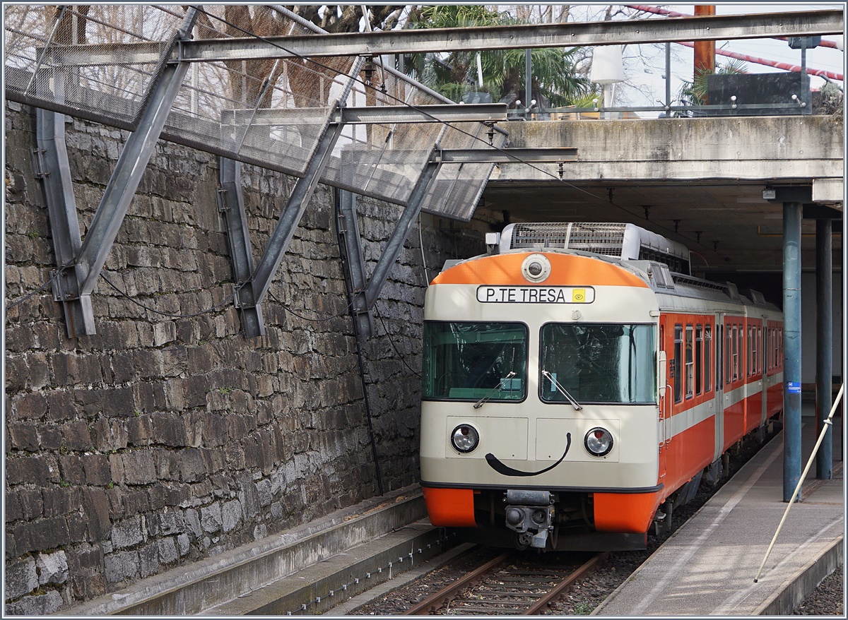 Unser auf Gleis 2 statt Gleis 1 einfahrender Zug und ein einen Spalt weit zu öffnendes Fenster ergaben etwas Raum, den in Lugano stehenden FLP Be 4/8 fotografieren zu können.
15. März 2017