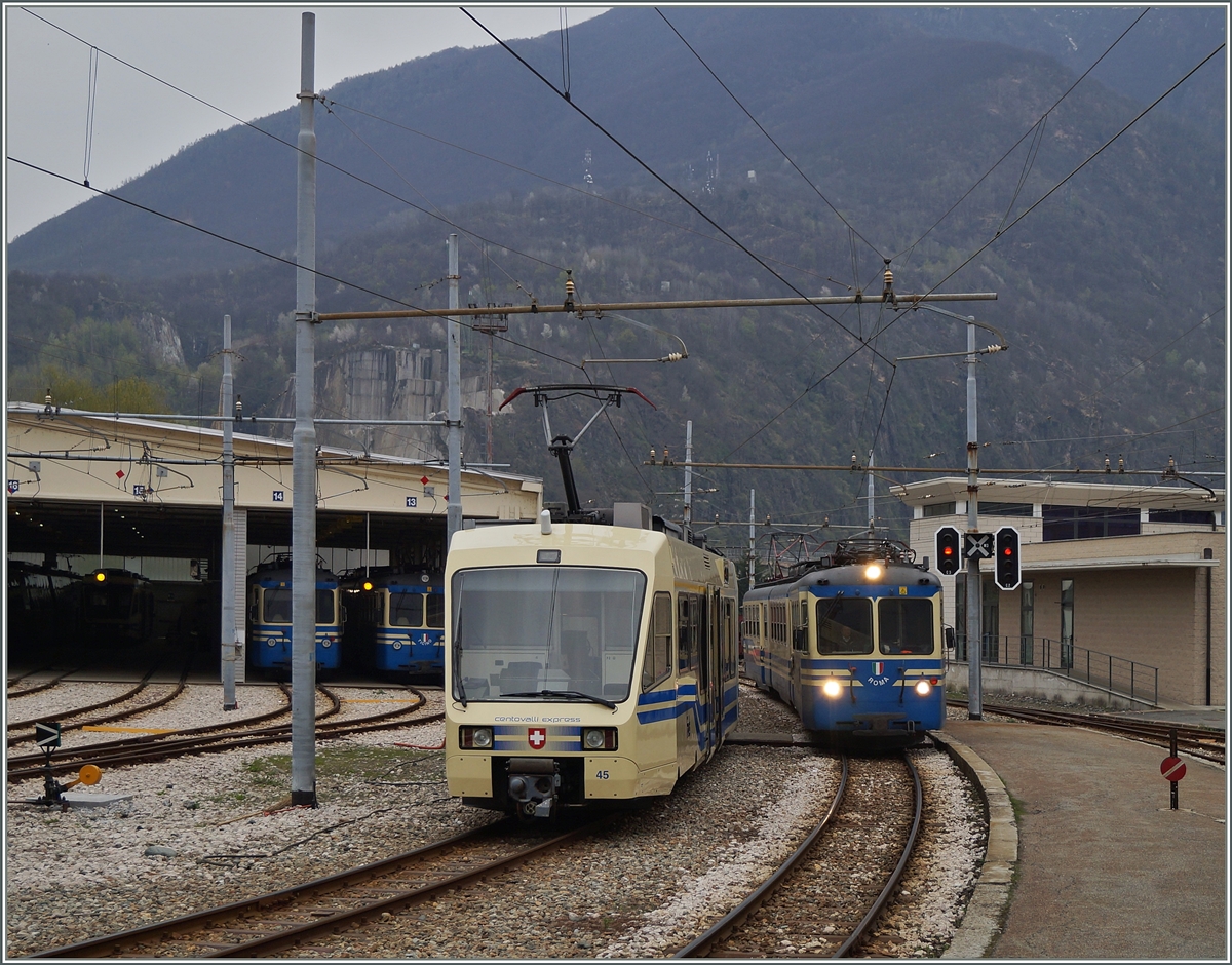 Unser, durch warten auf Anschlusszüge verspätete, Schnellzug D 43 CEX kreuzt den aus Locarno kommenden ABe 8/8  Roma  21 statt in Masera im Betriebsbahnhof der SSIF in Domodossla. 3. April 2014