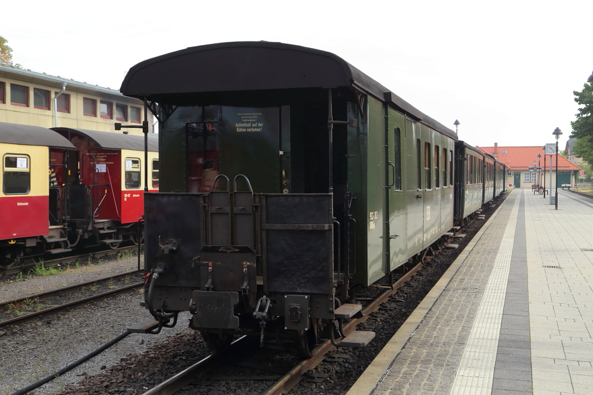 Unser Oldie-Sonderzug zum Brocken, frisch aufpoliert und noch auf Zugpferd und Fahrgäste wartend, am Vormittag des 22.08.2020 im Bahnhof Wernigerode. Links daneben ist P 8925 zu sehen, welcher in Kürze unter Traktion von 99 234 ebenfalls auf den Blocksberg dampfen wird. 