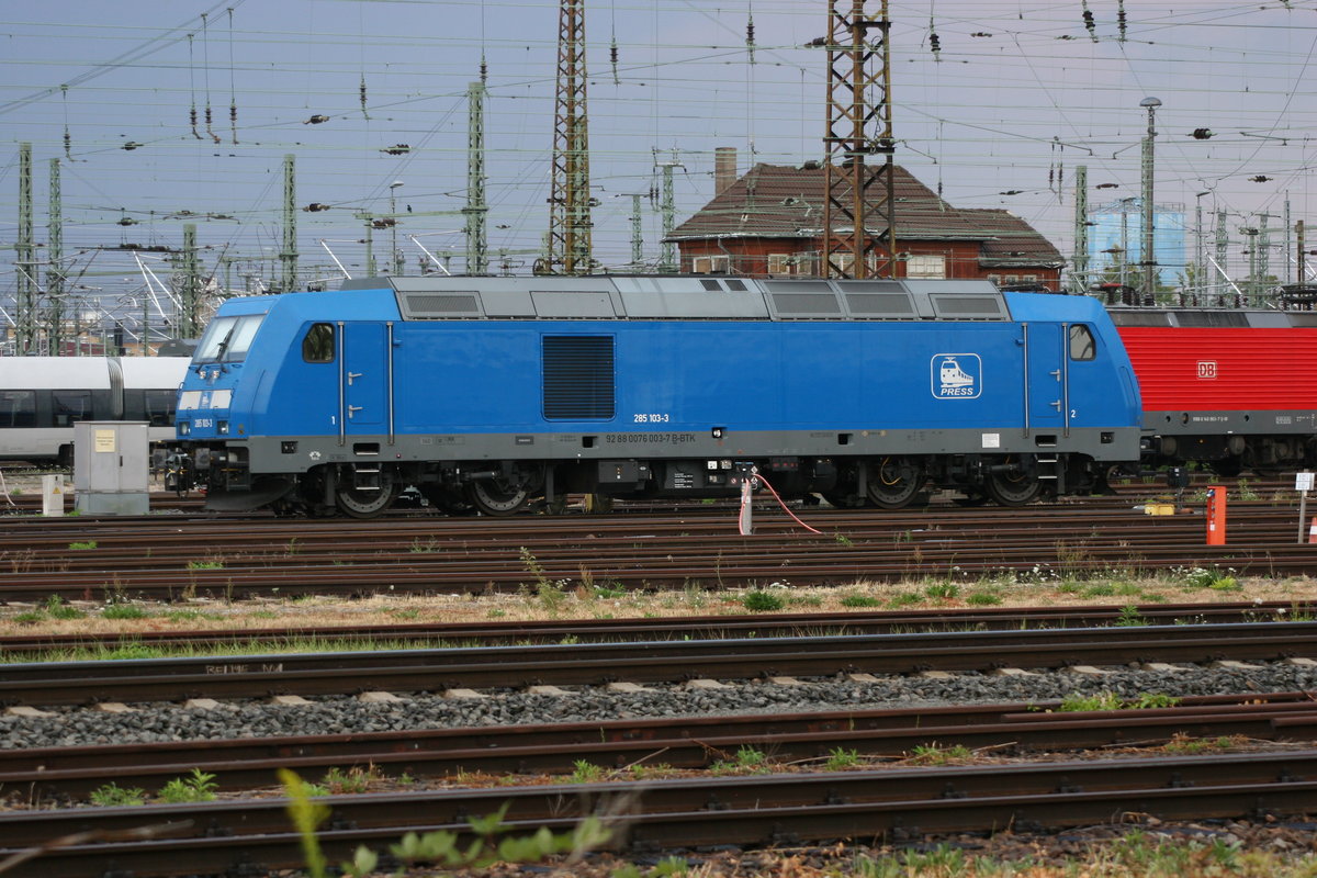 Unser Sommerurlaub wurde auf Usedom verbracht, die Hin- und Rückreise erfolgte über Leipzig mit dortiger Übernachtung. Auf dem Rückweg waren wir zwei Nächte dort, so schaffte ich einen Streifzug durch den Hauptbahnhof. Auf dem Vorfeld traf ich auf die PRESS 285 103, die in Belgien immatrikuliert ist. (92 88 0076 003-7 B-BTK)

Leipzig Hbf, 28.07.2018