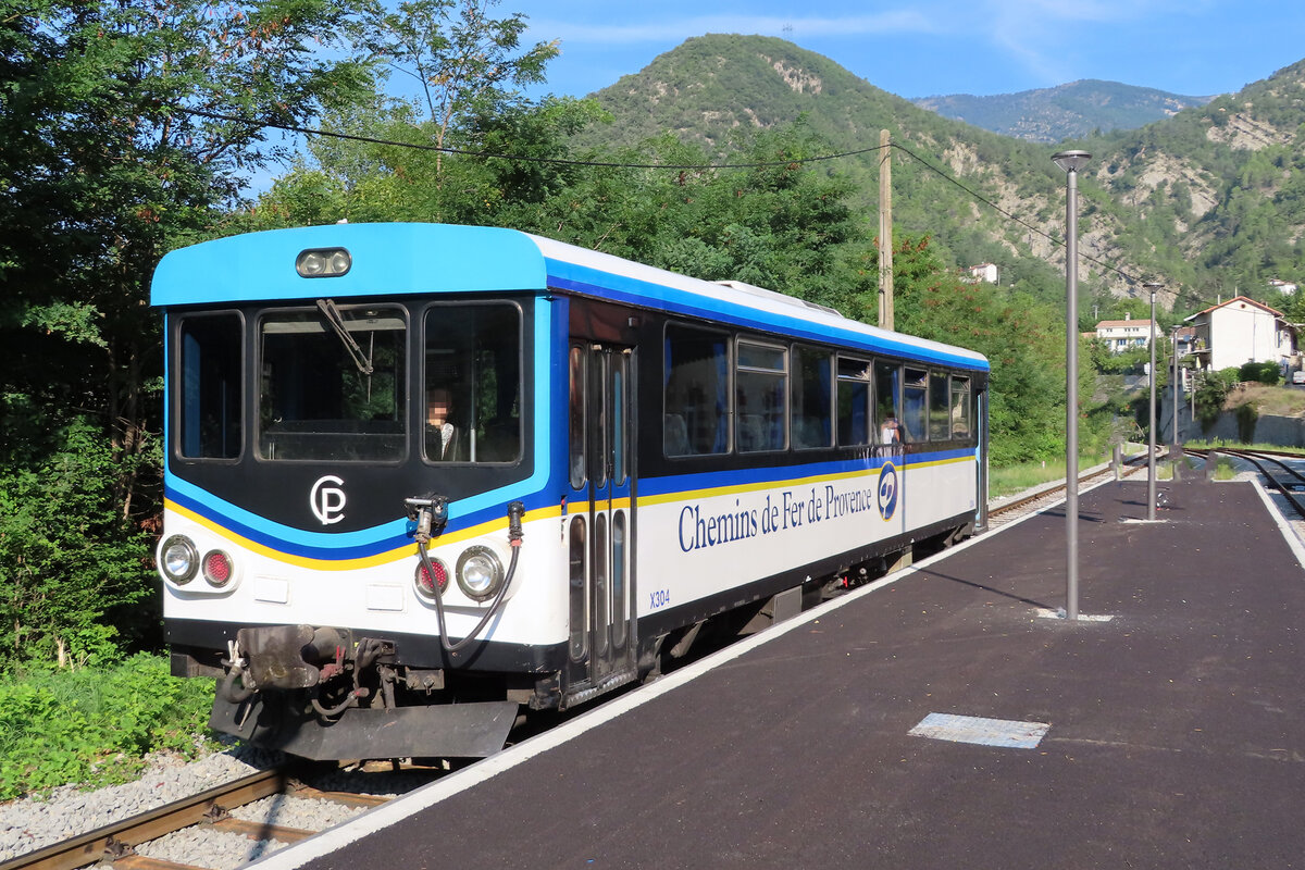 Unser Triebwagen X304 von Nizza nach Puget-Théniers wartet in Villars-sur-Var auf den Gegenzug. Villars-sur-Var, 30.08.2019