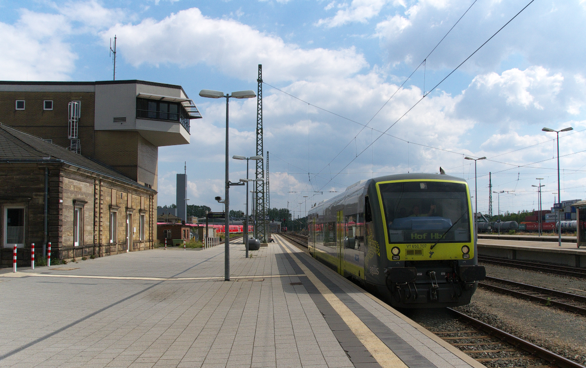Unser Zug kommt Agilis VT 650.707)!!! Am 21.08.2015  waren wir auf einer kleinen Reise durch Oberfranken. In Feilitzsch bei Hof ging es los und in Hof mußten wir umsteigen, um an unser Ziel Kirchenlaibach zu kommen. Durch die Bauarbeiten zwischen Marktredwitz und Weiden waren Umleiterzüge durch Kirchenlaibach angekündigt. Also dann mal los und danke an den Tf für den freundlichen Gruß! Hof Hbf. 21.08.2015
